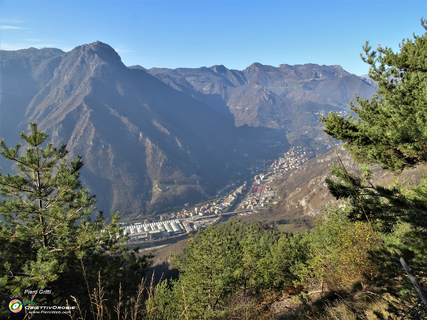 59 Tra pini mughi vista su San Pellegrino Terme e verso il Monte Zucco.JPG